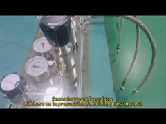 Régulateur de panneau secondaire avec tuyau allumé en préparation de l'essai de pression.